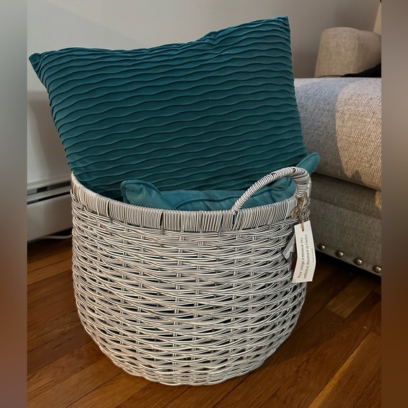 White and gray wicker basket with 3 throw pillows - Picture 2 of 4